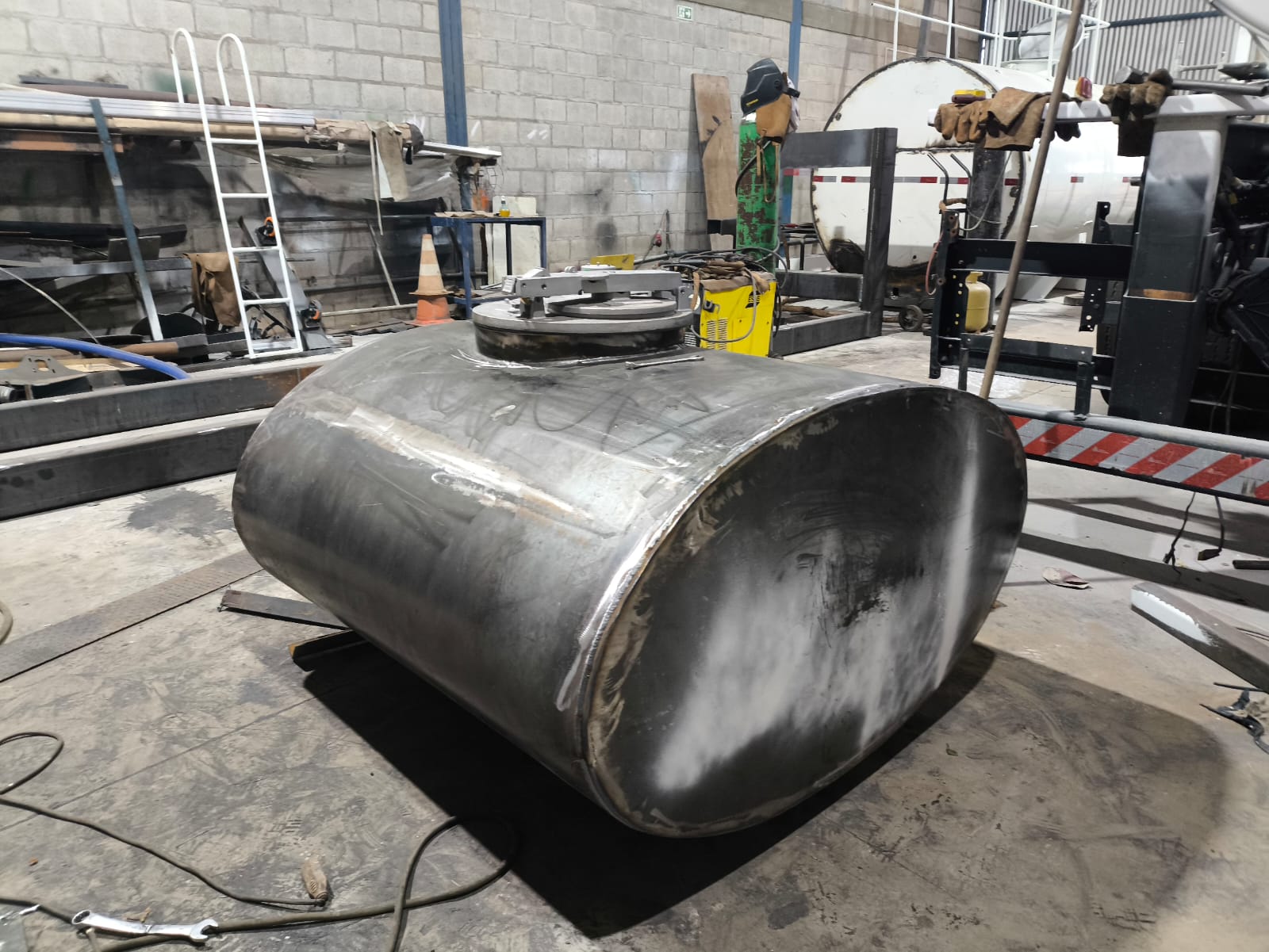 Projeto Especiais Tanque Transporte Combustível sob Chassi